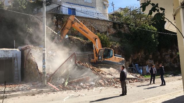 Nis aksioni ne Himare, banoret protestojne kunder shembjeve
